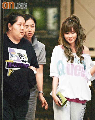 傅颖狂买英文书追击邓丽欣 身价升级专门接送