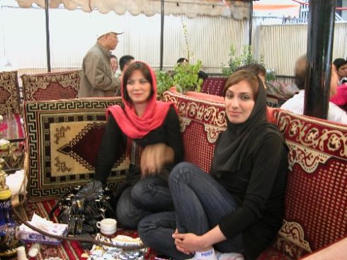 德黑兰的时尚女性尽情让外国游客拍摄