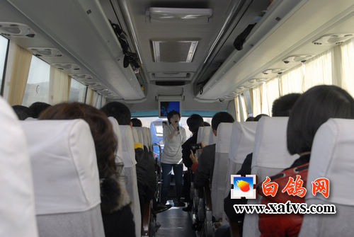 大巴车内成欢乐海洋  (图片来源:白鸽网)