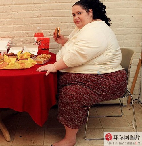 暴饮暴食忙增肥"最胖妈妈"欲成最胖女人