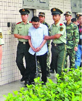 7月7日晨,文强被带离看守所,即将押赴刑场执行死刑.