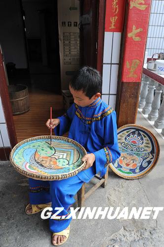 贵阳布依族村民绘制簸箕画[组图]