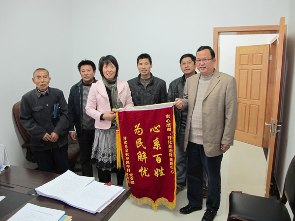 主任黄珠玲律师,浙江三同律师事务所律师许成顺马上赶往金村乡进行调