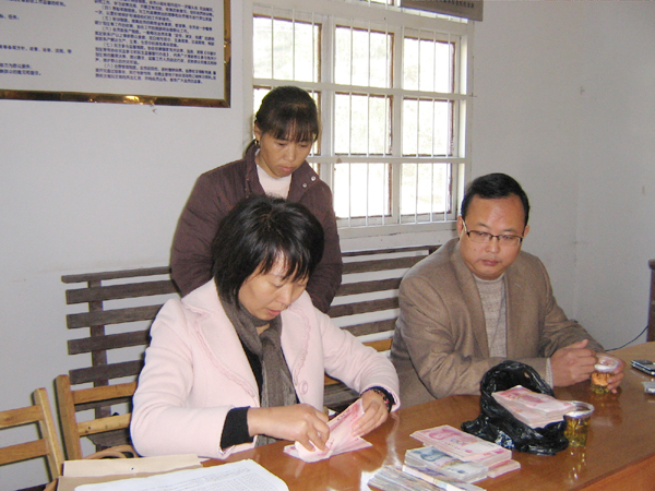主任黄珠玲律师,浙江三同律师事务所律师许成顺马上赶往金村乡进行调