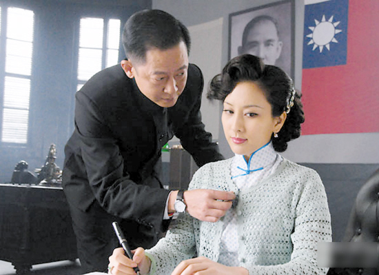 电视剧《旗袍》中,丁默群对关萍露始终以礼相待