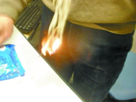 面条被曝添加食用胶增加弹性 湿面条能燃烧(图