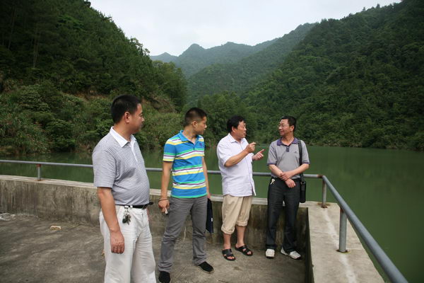 池淮蛇坑水库翻山越岭察看水库被冲垮的池淮坝芹源寺坞水库白渡堰被