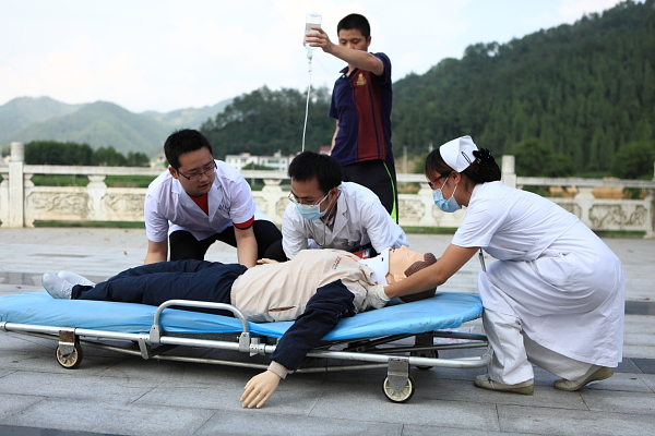 开化县人民医院进行多发创伤急救演练