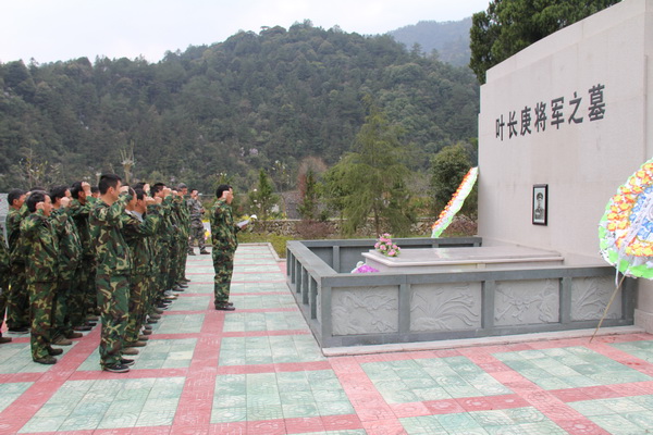 开化县人武部组织民兵为叶长庚将军扫墓