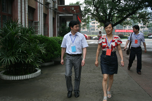 李华蓉要求,要严格按照中考规定,严肃考风考纪.