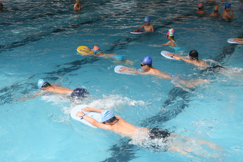 暑假里学生"蜂拥"学游泳