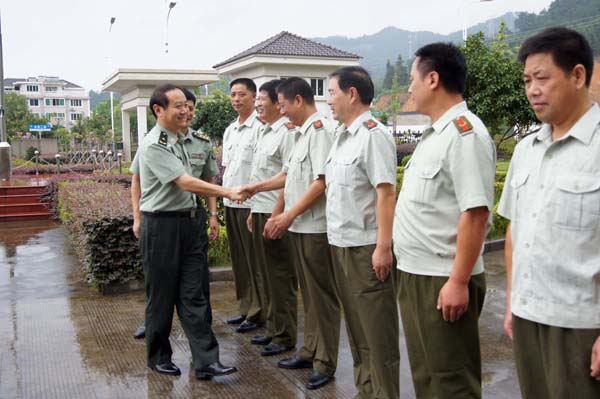 省委常委省军区政委王新海在开化调研武装工作时强调坚
