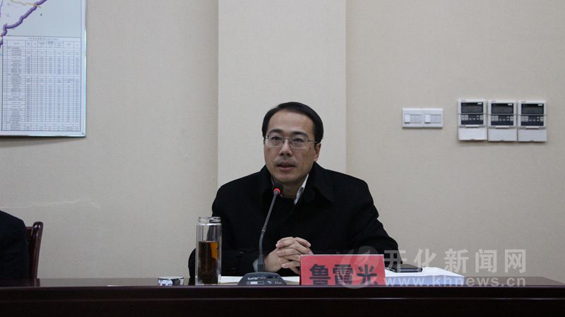 会上,鲁霞光就进一步做好交通重点项目推进工作提出了具体要求.