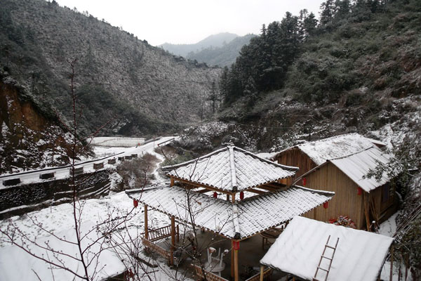 图为村头镇汪川村一农家乐雪景.