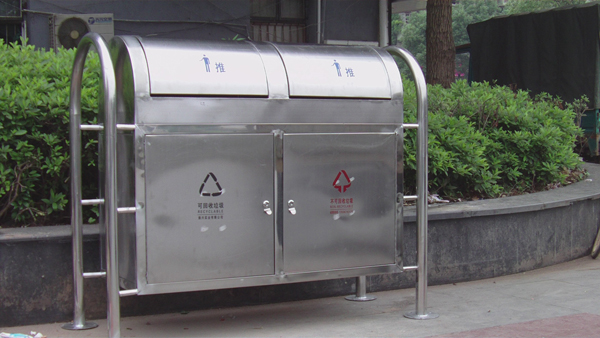 开化城区部分路段已安装不锈钢垃圾房