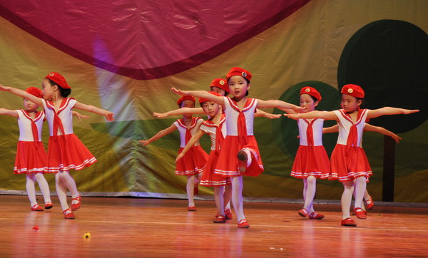 马金镇中心幼儿园选送的音乐剧《森林奏鸣曲》县青少年宫选送的舞蹈