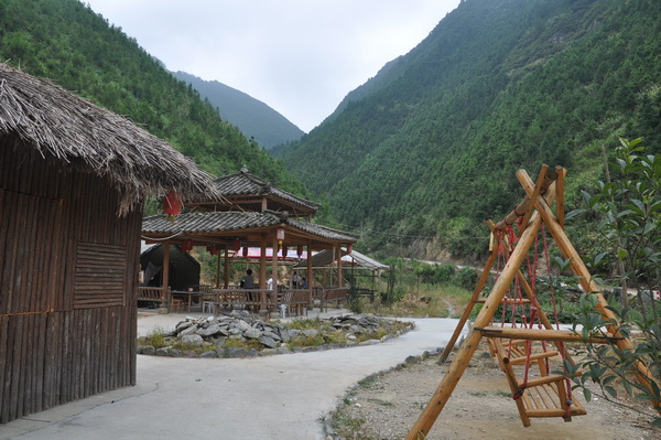 开化县村头镇一木雕匠回乡办起烧烤农庄图