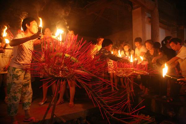 村民们争着点香火