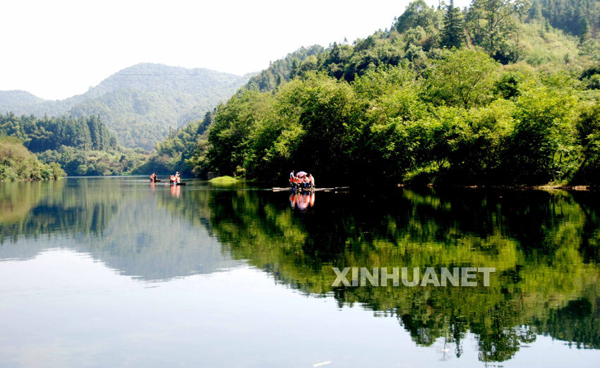 10月3日,游客在江西婺源县的丛溪上漂流.新华社发(王国红 摄)