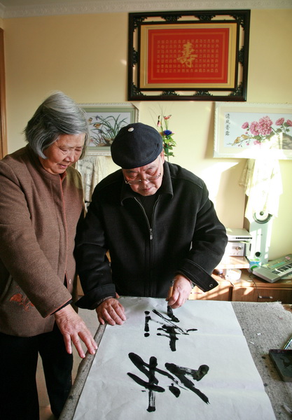 书法伴我老来乐访双手同书毛笔字的退休教师余仕映