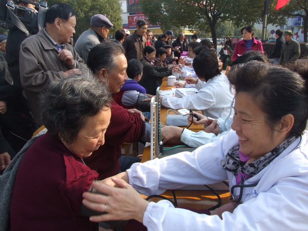 开化县人民医院在县城荷花广场开展糖尿病健康咨询