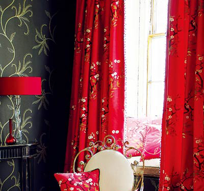 暗红色衬底的梅花刺绣窗帘