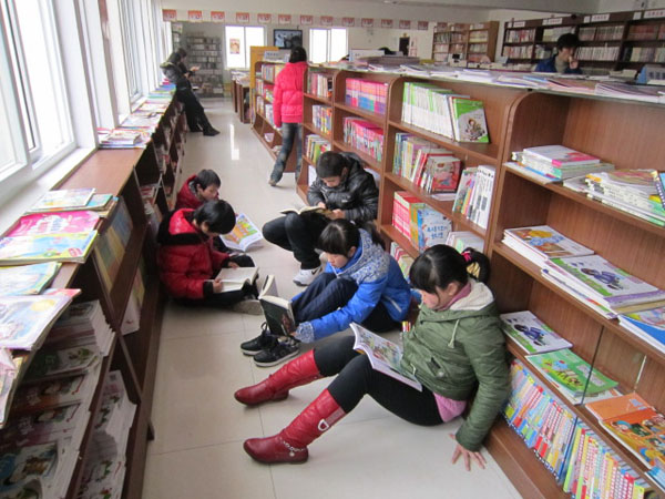 开化许多学生选择在书店里看书度寒假