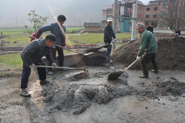施工人员在搅拌水泥