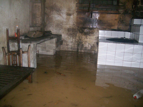 厨房被水淹的图片图片