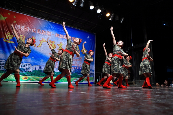 《我在一颗石榴里看到了我的祖国》等14个精彩节目赢得了观众们得阵阵