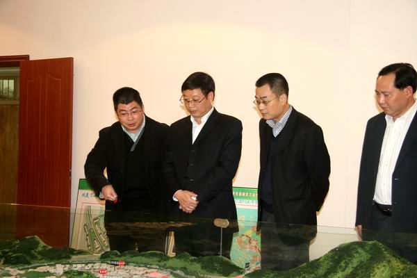 县委书记方健忠在工业园区调研时强调加快平台拓展发挥更大作用