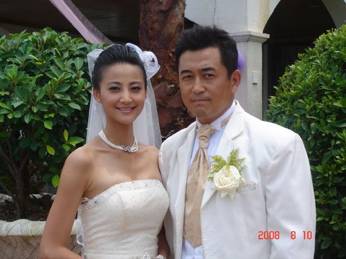 张歆艺与知名演员王志飞相恋多年,是圈内公认的甜蜜恋人,并传出婚讯