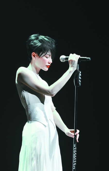 天后王菲就将在奥体中心开唱,这也是她时隔十年之后重返重庆开演唱会