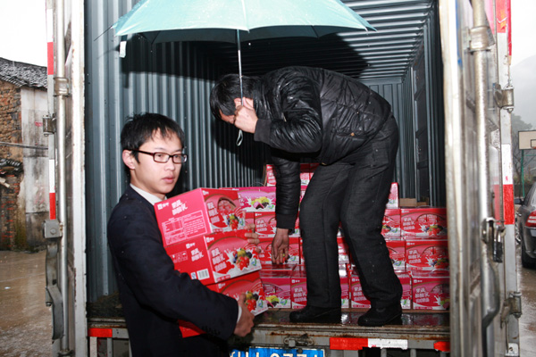 为留守儿童送爱心牛奶