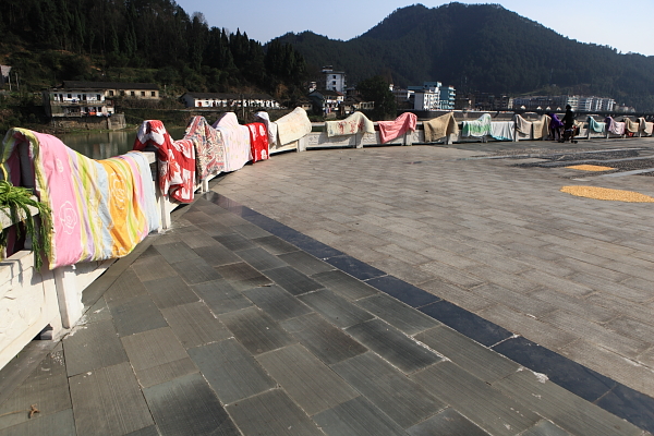 这样晾晒被褥实在不雅观